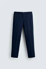 Pantalón de vestir azul marino, de corte slim fit, con bolsillos laterales y traseros. Se ajusta a la cintura con cierre de cremallera y botón.