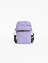Porta celular gris con cierre frontal y strap ajustable, perfecto para llevar lo esencial.