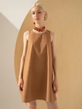 Vestido corto de algodón color tostado con silueta en evasé y cierre metálico en la espalda.