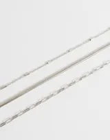 Collar corto dorado de tres capas con diferentes tipos de cadenas de metal.