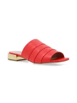 Sandalias rojas con taco cuadrado dorado.
