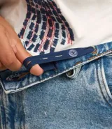 Short de jeans azul claro, estilo mom, tiro alto, con bajo doblado y recortes en los bolsillos.