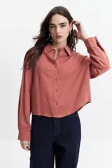 Camisa color ladrillo de manga larga con cuello clásico y corte regular.