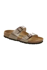 Sandalias de dos tiras en color taupe, con suela de corcho y diseño cómodo.