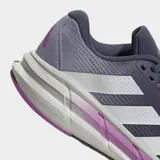 Championes de running Adidas Questar 3, color azul oscuro con detalles en gris claro y morado. Presentan exterior de malla transpirable, tres franjas blancas características de Adidas y mediasuela con tecnología Bounce 2.0.