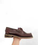 Mocasines de cuero color chocolate, con cordones y suela de goma.