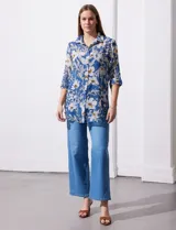 Camisola de gasa estampada con flores, marca Figueroa & Flower. Cuello con solapa y abertura central con botones. Largo de manga regulable con presilla y botón. Incluye musculosa interna.
