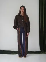 Pantalón de paño combinado con tira de cuero.