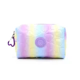 Cartuchera rectangular acolchada con estampado de corazones en tonos pastel y parche circular con logo en el centro. Cierre superior con cremallera y mosquetón lateral.