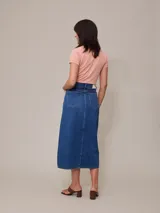 Falda midi de jean celeste con corte delantero y bolsillos.
