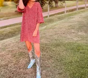 Vestido corto tejido en lurex color ladrillo, de corte recto y mangas cortas.