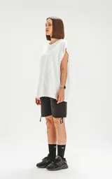 Remera blanca oversize de algodón con mangas cortas y cuello redondo.