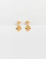 Aros colgantes cortos con dos dijes de corazones bañados en oro y cierre tope a presión.
