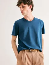 Remera de hombre de corte clásico, color azul petróleo, con cuello en V y mangas cortas.