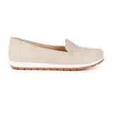 Mocasín color rosa con detalle de perforaciones en la parte delantera y apliques metálicos en los laterales.