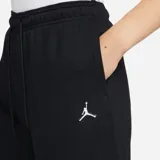 Pantalón de jogging negro de felpa con cintura elástica ajustable con cordón y puños elásticos. Logo de Jordan en blanco bordado en el muslo izquierdo.