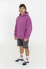 Buzo con capucha color rosado con la palabra "Pulau" estampada en el frente con letras delineadas en color naranja.