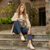 Zapato de cuero vacuno color blanco hueso, con taco de madera de 4cm y elástico en el empeine.