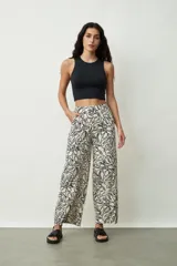 Pantalón negro de corte palazzo con bolsillos laterales.