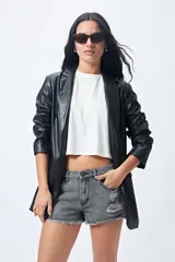 Short de jean gris oscuro con roturas y ruedo desflecado.