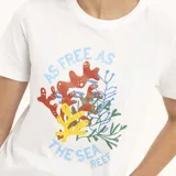 Remera blanca de corte clásico con estampado de corales y texto en el frente.