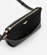 Bolso bandolera mediano de poliuretano negro con textura en relieve y logo triangular dorado. Tiene correa larga ajustable y desmontable, cierre de cremallera y bolsillo externo delantero.