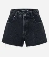Short de jean negro con corte boyfriend, tiro alto, bolsillos delanteros y traseros, cierre con botón y cremallera, bajo desflecado y apliques de strass.