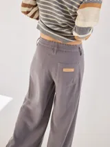 Pantalón negro de pierna ancha con tiro medio alto y pretina elastizada en la espalda. Presenta bolsillos plaque en delantera y espalda.