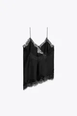 Top lencero celeste con escote en V, tirantes finos y detalle de encaje blanco en escote y ruedo asimétrico.