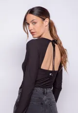 Top de manga larga color rojo con cuello básico y espalda descubierta, diseño ajustado.