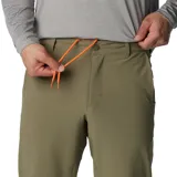 Pantalón color tostado con corte recto, rodillas articuladas, bolsillos laterales y traseros, y cintura ajustable con cordón.