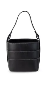 Porta termo y mate tipo balde, color negro, confeccionado en símil cuero con costuras blancas visibles. Posee una asa reforzada y una división interna.