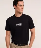 Remera negra de algodón de corte regular, con cuello redondo y manga corta. Estampa frontal con el logo de la banda Oasis enmarcado en un rectángulo blanco.
