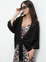 Kimono negro con mangas 3/4 y lazo para atar en la cintura.