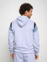 Canguro negro, gris y verde con capucha y cordones ajustables, logo de Umbro estampado en el pecho y bolsillo tipo canguro.