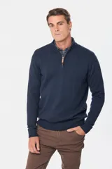 Sweater color beige de tejido de punto con cuello alto y cierre parcial con cremallera.