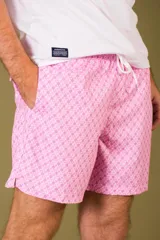 Short de baño rosado con estampado de flores pequeñas en blanco.
