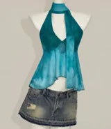 Top halter de color azul con degradado y pañuelo integrado al cuello.