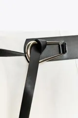 Falda midi color blanco hueso, de tiro alto y corte evasé. Incluye cinturón negro con hebilla metálica.