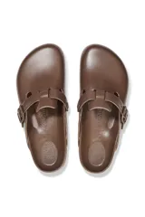 Sandalias tipo zueco color marrón, con diseño minimalista y cierre de hebilla.