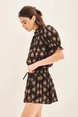 Short de voile de algodón estampado, corte amplio y cintura elastizada con lazo.