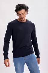 Buzo de punto azul marino con cuello redondo y mangas largas.