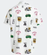 Camisa blanca de algodón con estampado digital de motivos de la banda Sublime, de corte recto, manga corta y cuello camisero. Cierre frontal con botones.
