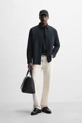 Camisa azul marino de algodón con textura jacquard, corte relaxed fit, cuello solapa, manga larga con puños abotonados y cierre frontal con botones.