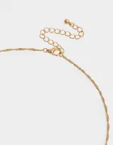 Cadena corta dorada con dije de tres aros dorados de los que cuelgan tres strass transparentes.