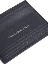 Tarjetero Tommy Hilfiger de cuero azul marino con múltiples ranuras para tarjetas y logo de la marca estampado en el frente.