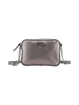Bandolera rectangular color peltre, con textura granulada y logo metálico de la marca en el frente. Tiene correa larga de cuero sintético y cadena metálica.