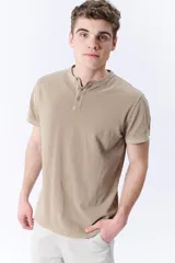 Remera manga corta color taupe, de piqué con cuello mao y cierre de botones parcial.