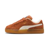 Championes Puma Suede XL color marrón con franja lateral blanca y suela de goma color caramelo.