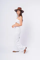 Mono largo negro con corte a la cintura y abertura en el abdomen.